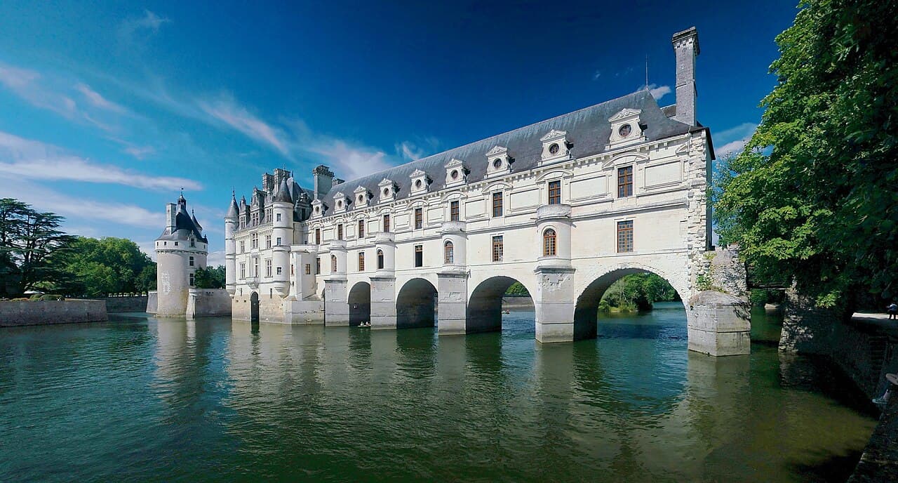 Château de Chenonceau enjambant le Cher